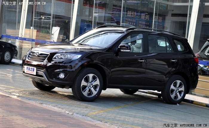 SUV黑色车没品牌前后只有一排英文字母-一款