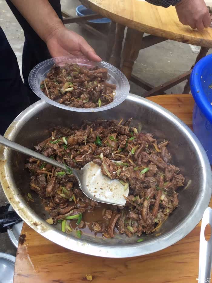 红焖狗肉好香, 说实在的,我边拍图边有点口水流的感觉了,哈哈.