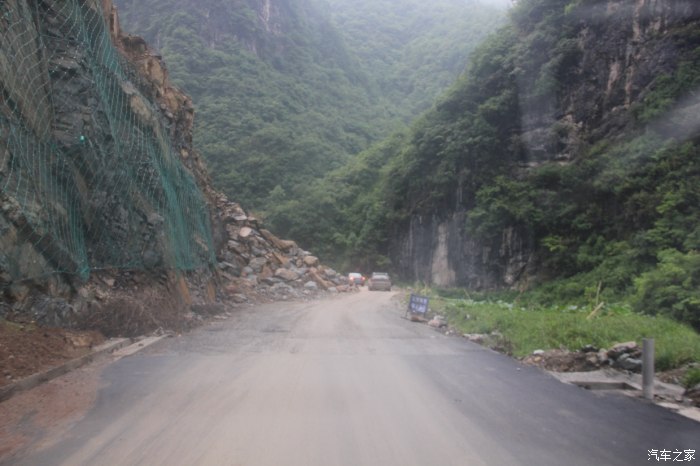 209国道道路多处损毁严重