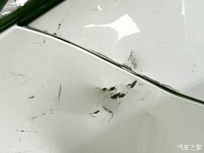 前保险杠被电瓶车碰了,前车轮上面的也被碰坏