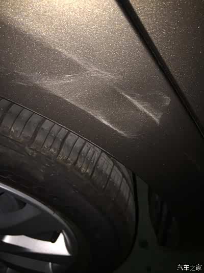 车子转弯的时候刮了,凹进去掉了点漆,怎么修复