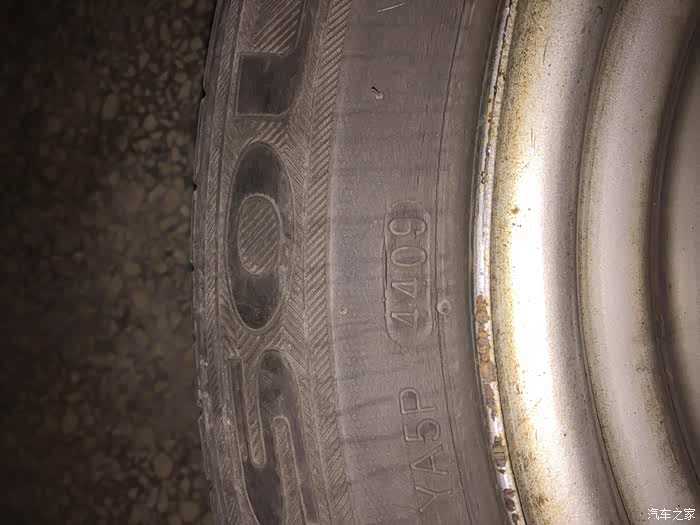 款二手奥拓改装后轮碟刹 换15寸轮毂 175 50R14 改装前刹车卡钳高清图片