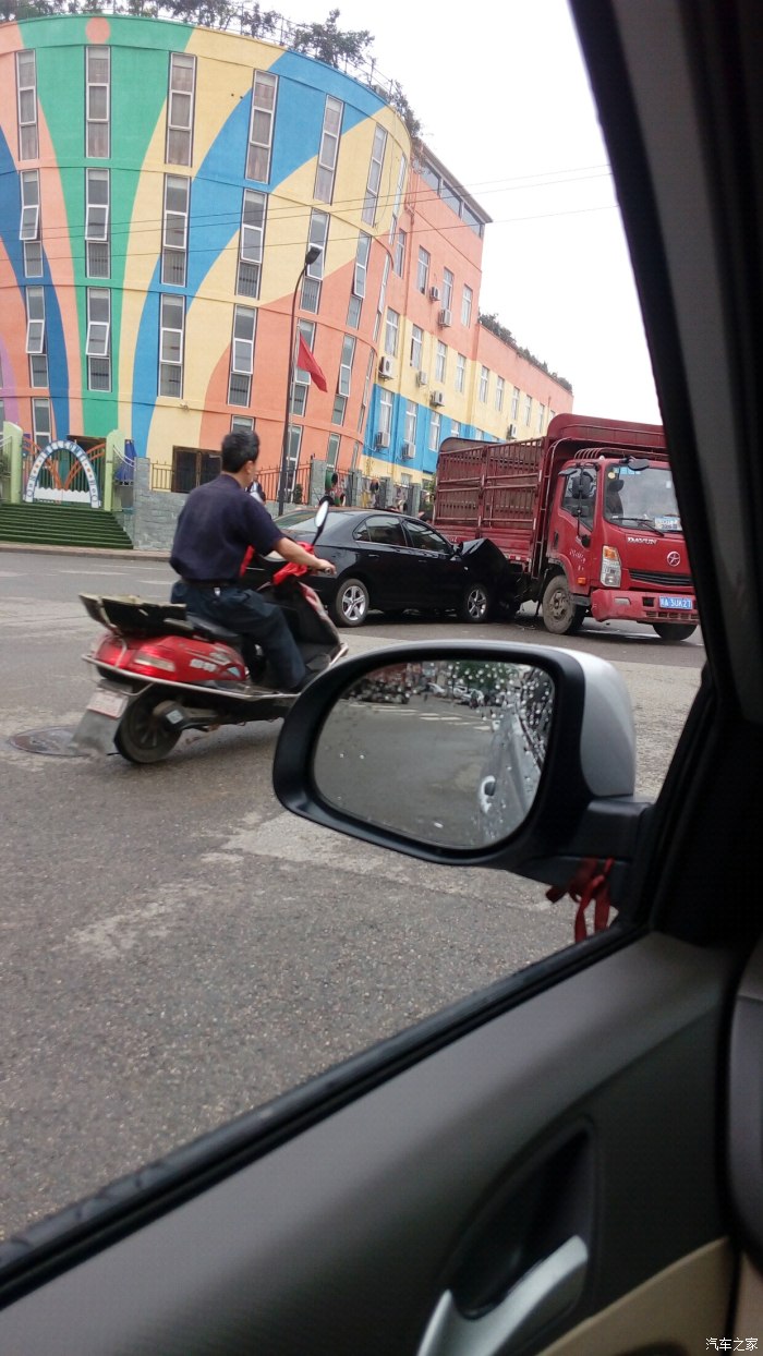 今天早上刚出小区门就看看车祸了,大家要远离大货车