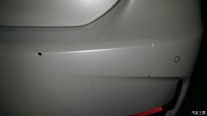 【图】在路边停车位不知被谁顶了屁股了,心疼