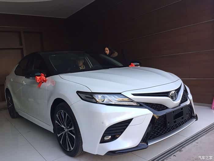 喜提八代凯美瑞20s锋尚版黑白双色动感十足