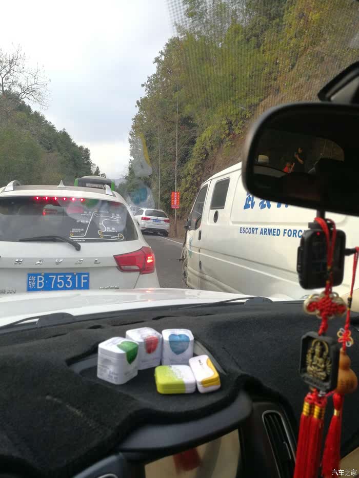返回山村里半路堵车