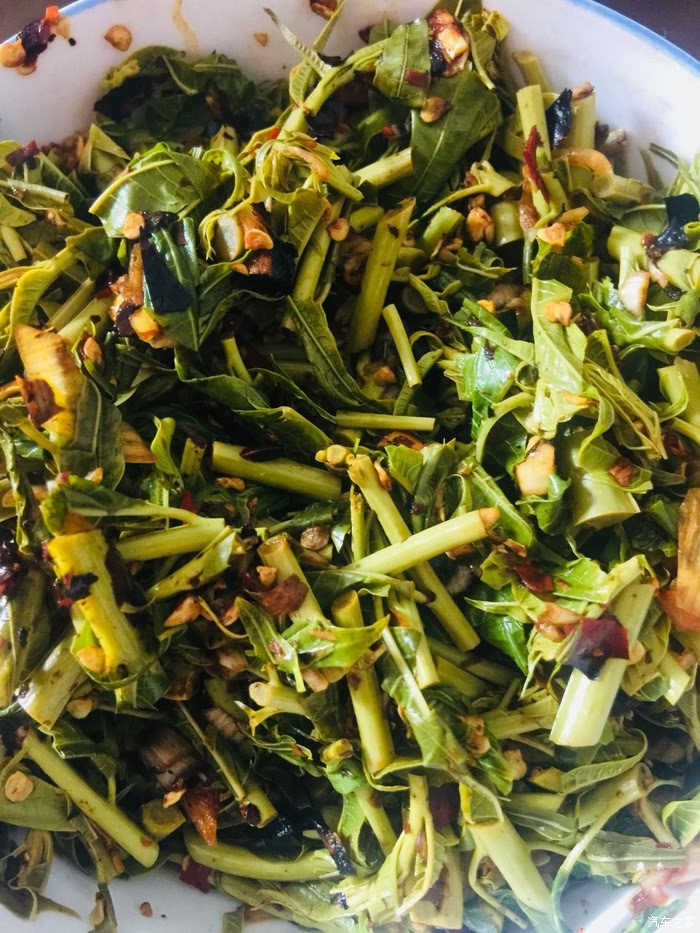 凉拌香椿芽,浇上火烧后做成辣椒油,味道微苦,特别下饭