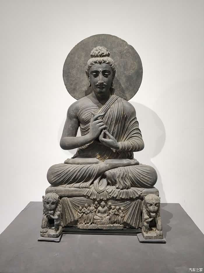佛陀立像,这件立像非常高大精美,像这样大的雕塑还是比较少见的算得上