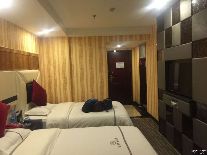 第一个晚住的酒店,三都县城的酒店,一个人,两张床,一张放行李一张睡人