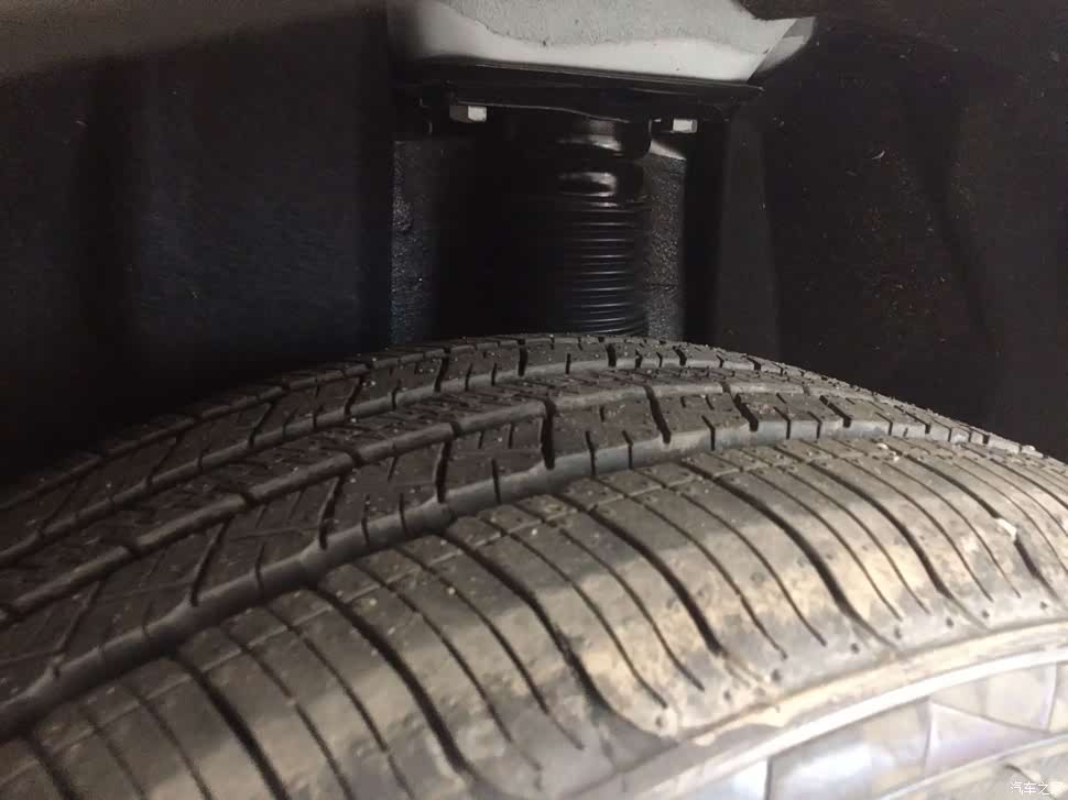 厚实的轮胎，我一个朋友说看车子质量好不好一定要看轮胎的宽度总的来说