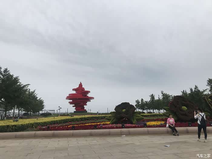 美丽的54广场是青岛的地标建筑,每天游人如织,现在有弄了个夜景晚上有