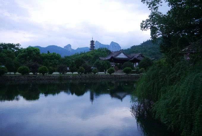 文昌塔尖和芙蓉三峰丽映桥头望丽水街琴山戏苑古戏台、文昌塔、芙蓉三峰
