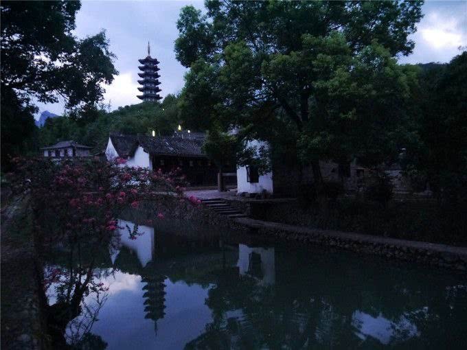 三峰丽映桥头望丽水街琴山戏苑古戏台、文昌塔、芙蓉三峰塔湖庙和 文昌塔