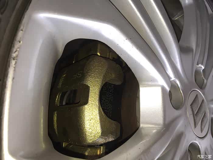 款二手奥拓改装后轮碟刹 换15寸轮毂 175 50R14 改装前刹车卡钳高清图片