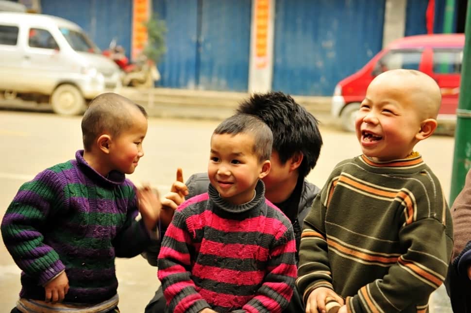 。停下车近前探个究竟。 门楼前的这些孩子好可爱,谋杀了我们不少快门。