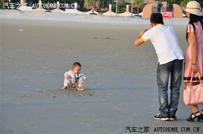 5,光着屁股挖沙子的宝宝,没发现自己也成为了别人眼中的风景.