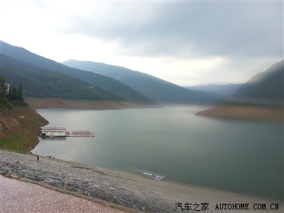 到毛家村水库旁边山庄吃午饭水库里鱼味道鲜美前面就号称亚州第土坝毛