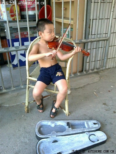 第二天一早在烈日中出发了,看到路边一个小男孩光着膀子拉小提琴,爷爷