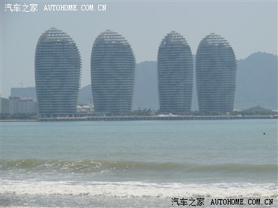 凤凰岛.天灰灰的.台风过后海水比较黄.