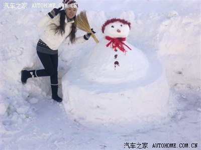这个是第一场雪后,我和学生堆的雪人.