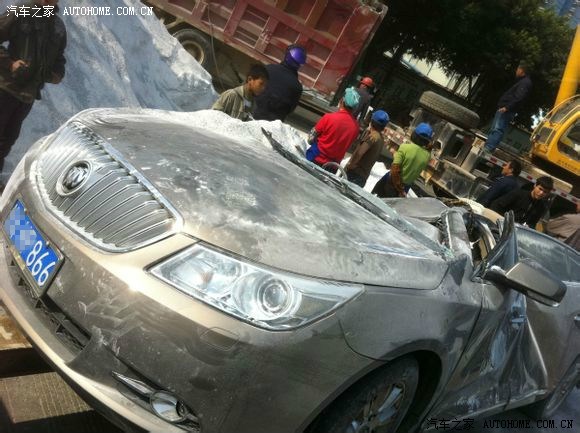 【图】<em>新君越车祸</em>,被压片,完全报废_君越论坛