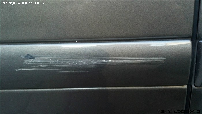 【图】新手昨晚倒车时不小心车漆蹭掉了,露底