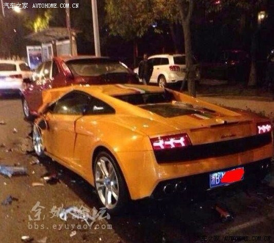 宁波兰博基尼追尾福克斯 兰博基尼头部撞烂