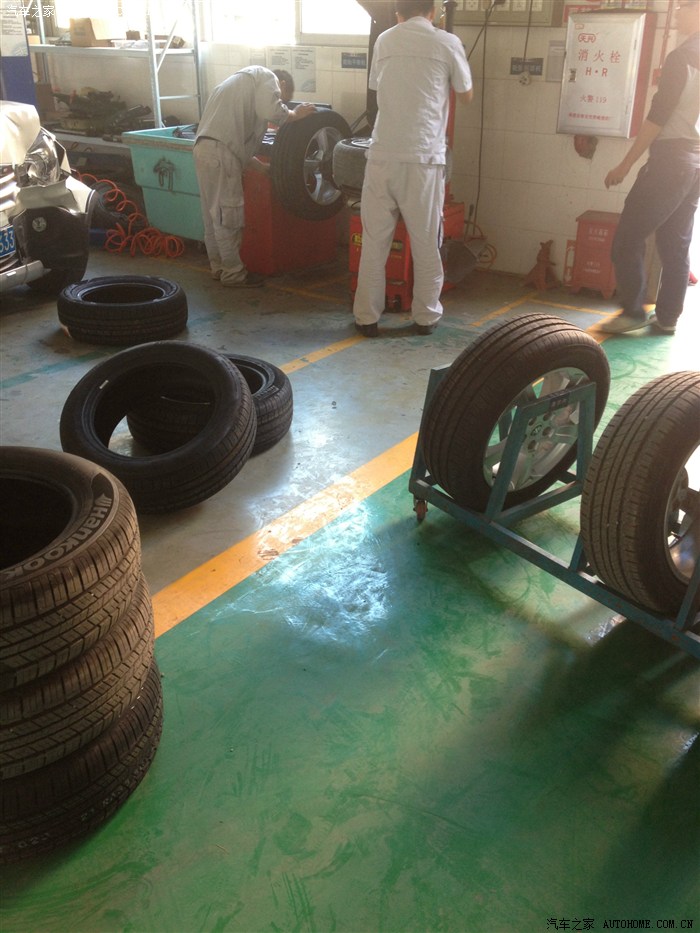 【图】4s店提新车换轮胎作业,换倍耐力p7-225