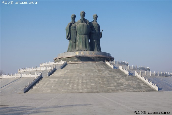 位于郑州辖县级市荥阳标志性景点,郑氏公像