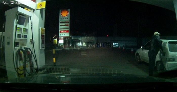 【图】油涨价了吗?两个加油站距离0.5公里,差