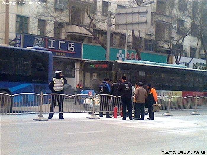 【图】周五在郑州一辆大众桑塔纳轿车自燃,丹