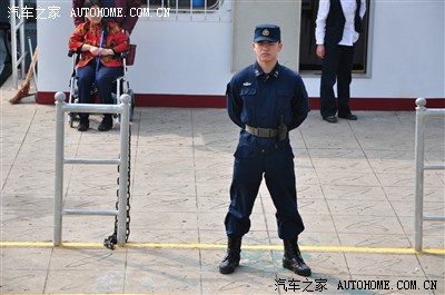 等着上岛的人群.跨立的小伙子是亮点.