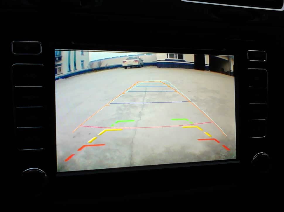 倒车影像加倒车轨迹（自带的）不错很清楚自备的洗车刷子 那种前边很软的
