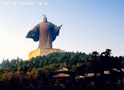 耸立在芒砀山主峰的刘邦像-大汉雄风