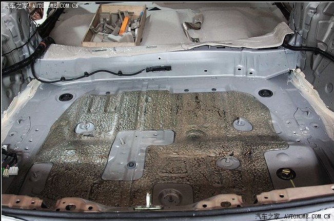 【图】S6后备箱那块止震阻尼板是不是沥青的