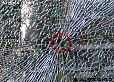 钢化玻璃自爆的明显的特征是爆心玻璃如果还在框上, 可以看到蝴蝶纹