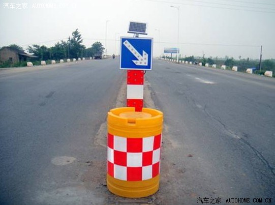 隔离带上的这个标志是什么意思?