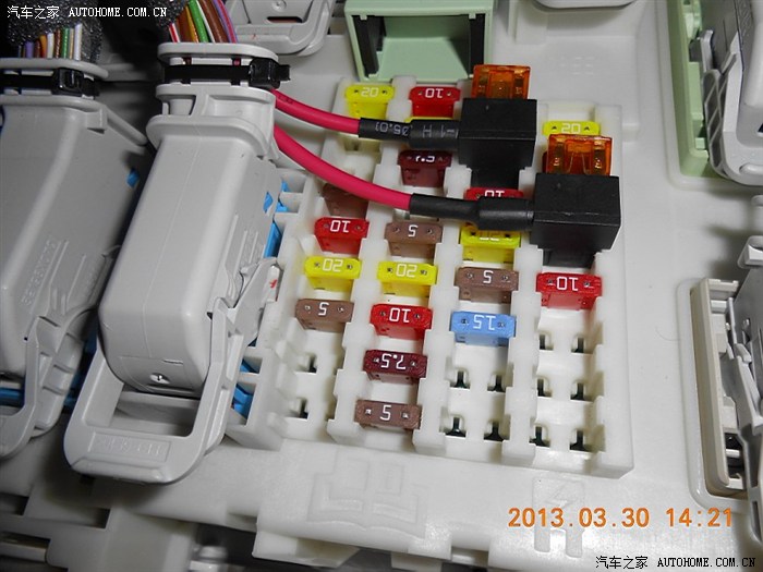 新福克斯三厢DIY安装ACC保险盒取电前后双摄像头行车记录仪倒车高清图片