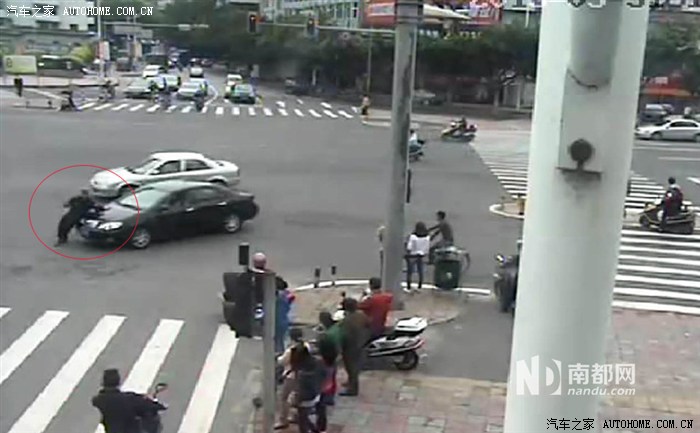 【图】惠州违章女司机逃避检查 驾车推行交警