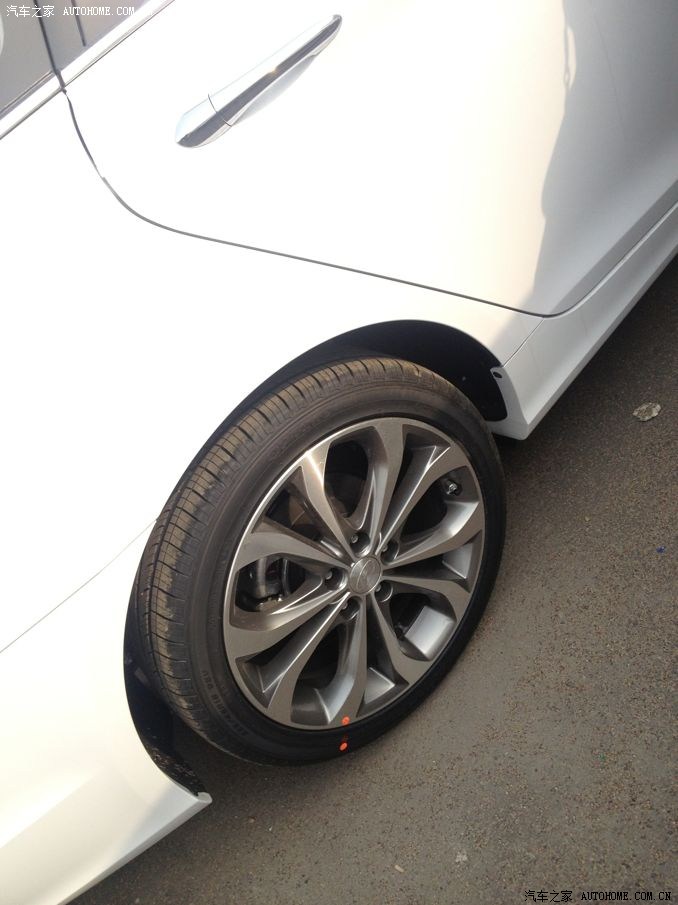 女士们先生们今天终于提车啦!2013款至尊白!交