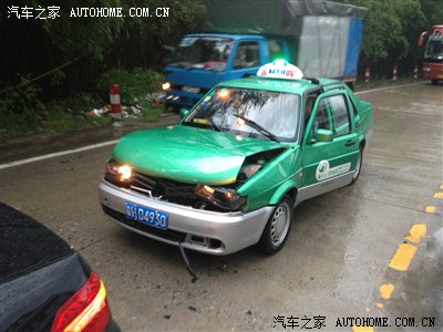 新下地两天的e260l 被的士追尾