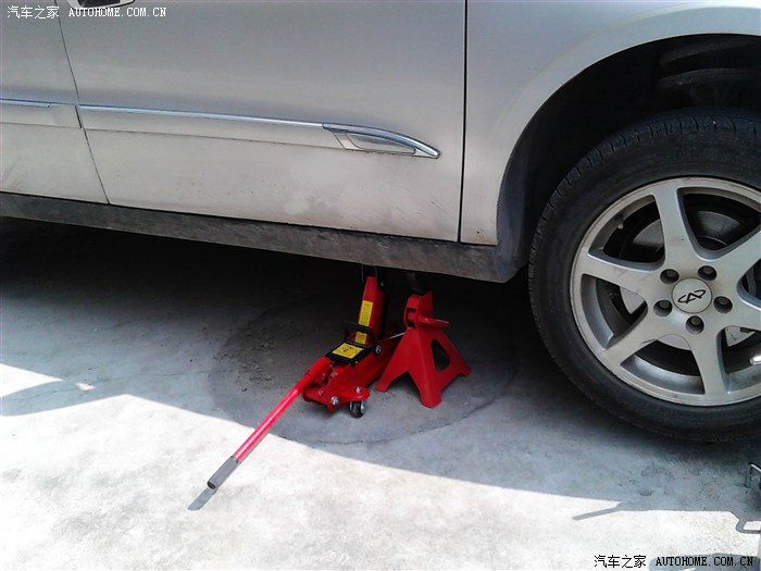 几家车行都没空,遂自己动手换机油,千斤顶+支