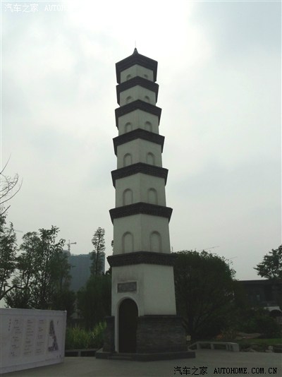 回澜塔高高耸立.