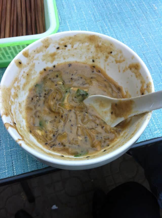 出来练摊。第二天早上喝的粥，忘了问叫什么了，粘糊糊的，味道还可以。