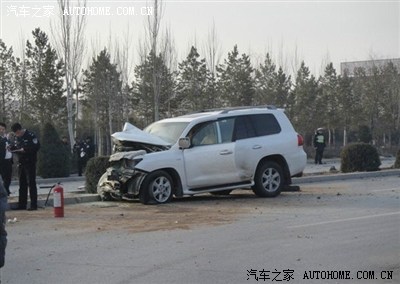 揽胜把陆巡撞废了 事故贴