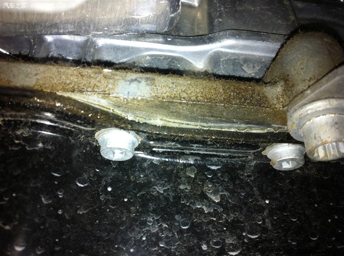 【图】13款明锐发动机油底壳渗油,正常吗?