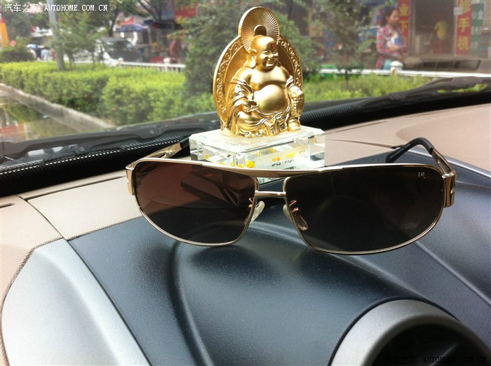 如何快速砸破汽车玻璃 500_00c0_12892edf_12892edf.jpg