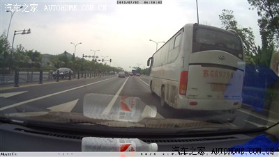 大客车尾部和我车右前方碰擦后逃离.