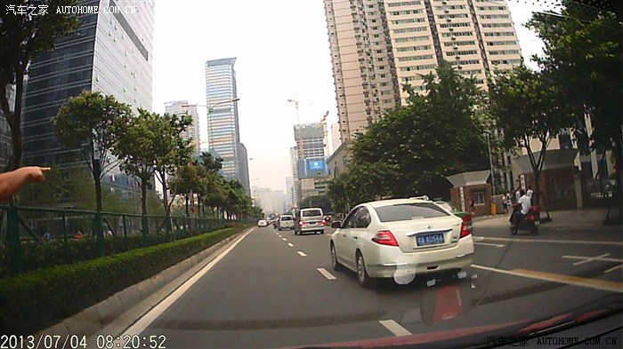 成都傻逼女人开车!大家小心