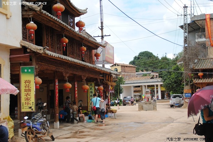 仙人洞村里有很多的农家乐,包吃包住的,经济实惠.